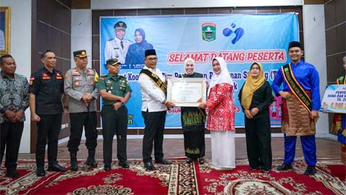 Solok kembali menerima penghargaan untuk Kabupaten Terbaik atas pelaksanaan Audit kasus Stunting terhadap 5 (lima) Kabupaten/Kota se-Indonesia tahun anggaran 2022 yang diterima langsung oleh Bupati Solok, Capt. H. Epyardi Asda, M.Mar dari BKKBN RI perwakilan Sumbar