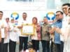 Bupati Rusma Yul Anwar terima penghargaan Kepatuhan Standar Pelayanan Publik 2022 dari Kepala Ombudsman RI Perwakilan Sumatera Barat, Yefri Heriani, di gedung Ombudsman RI Perwakilan Sumbar, Padang