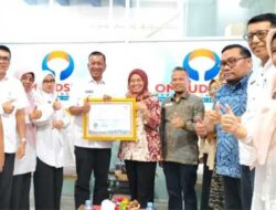 Bupati Rusma Yul Anwar Terima Penghargaan Kepatuhan Standar Pelayanan Publik 2022 Dari Kepala Ombudsman Ri Perwakilan Sumatera Barat, Yefri Heriani, Di Gedung Ombudsman Ri Perwakilan Sumbar, Padang