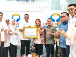 Bupati Rusma Yul Anwar terima penghargaan Kepatuhan Standar Pelayanan Publik 2022 dari Kepala Ombudsman RI Perwakilan Sumatera Barat, Yefri Heriani, di gedung Ombudsman RI Perwakilan Sumbar, Padang