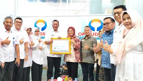 Bupati Rusma Yul Anwar terima penghargaan Kepatuhan Standar Pelayanan Publik 2022 dari Kepala Ombudsman RI Perwakilan Sumatera Barat, Yefri Heriani, di gedung Ombudsman RI Perwakilan Sumbar, Padang