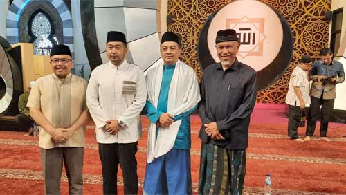 Subuh Mubarokah di Masjid Raya Sumbar, Begini Tausiah Ustaz Bachtiar Nasir ke ASN 1 Sekdaprov Sumbar, Hansastri, Wagub Audy Joinaldy, Ustad Bachtiar Nasir dan Gubernur Mahyeldi foto bersama usai Subuh Mubarokah