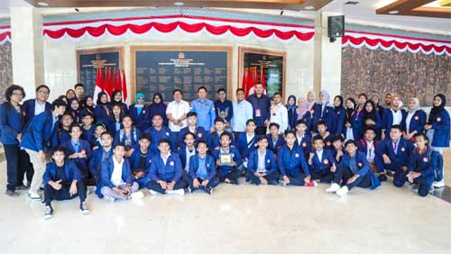 Sultan B Najamudin didampingi Kepala Biro Protokol, Humas dan Media Setjen DPD RI, Mahyu Darma bersama mahasiwa dari Akademik Teknik Informatika Tunas Bangsa, Jakarta di Gedung DPD RI