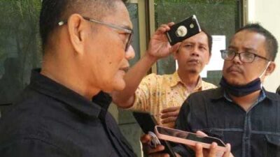Ketua DPRD Padang, Syafrial Kani diwawancarai awak media