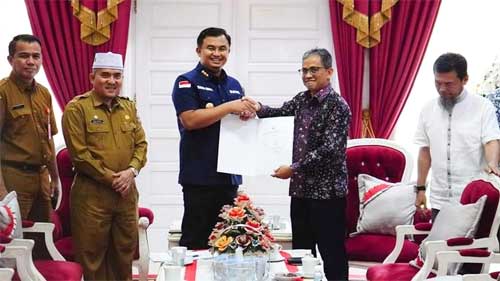 Tim BPK Perwakilan Sumbar Mulai Audit Terinci LKPD 2022 Pemkab Dharmasraya 1 Bupati Dharmasraya, Sutan Riska Tuanku Kerajaan mengadakan pertemuan dengan Kepala BPK Perwakilan Sumatera Barat dan Tim Badan Pemeriksa Keuangan (BPK) RI, dalam rangka pelaksanaan audit terinci atas Laporan Keuangan Pemerintah Daerah (LKPD) Kabupaten Dharmasraya Tahun 2022, Pulau Punjung