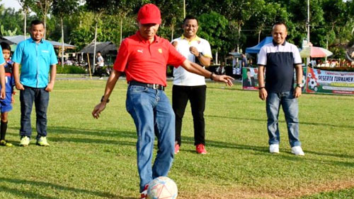 Kepala Dinas Pariwisata, Pemuda Dan Olahraga (Disparpora) Agam Syatria, Membuka Turnamen Sepak Bola Usia Dini Komite Nasional Pemuda Indonesia (Knpi) Cup Di Lapangan Bola Gor Rang Agam