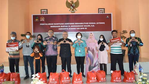 Anggota Komisi VIII DPR RI, Mohammad Soleh hadir dalam penyaluran bantuan di kantor Sentra di Kecamatan Selebar, Kota Bengkulu