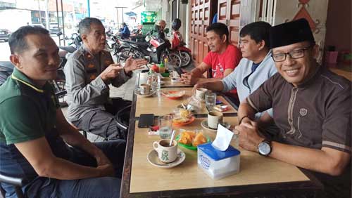 Waka Polres Payakumbuh Coffee Morning dengan Anggota DPRD dan Tokoh Masyarakat 1 Waka Polres Payakumbuh, Kompol Russirwan, SH, gelar Jumat Curhat dengan mengadakan coffee morning dengan anggota DPRD Payakumbuh dan tokoh masyarakat lainnya di Warung Kopi 68 Kelurahan Nunang Daya Bangun