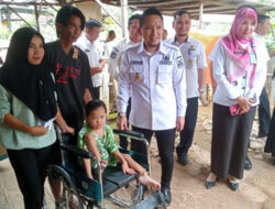 Wakil Bupati Lampura Berikan Bantuan untuk 3 Warga yang Sakit