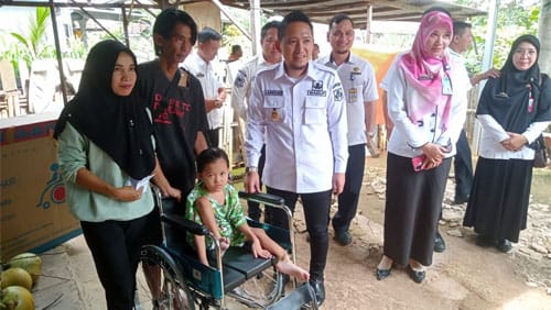 Wabup Lampura, Ardian Saputra berikan bantuan kepada 3 (tiga) warganya, yaitu di Desa Sumber Arum, Kelurahan Sribasuki Kecamatan Kotabumi, dan di Mangga Besar, Kelurahan Kelapa 7, Kecamatan Kotabumi Selatan yang sedang mengalami sakit
