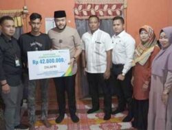 Wako Fadly Amran Serahkan Santunan BPJS Ketenagakerjaan kepada DTKS dan Kelompok Sosial