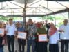 Walikota Sawahlunto, Deri Asta serahkan 44 Unit Alat Tenun Bukan Mesin diserahkan untuk UMKM Kota Sawahlunto, didampingi Anggota Komisi III DPRD Kota Sawahlunto, Lazwardi, di pelataran Dinas Koperindag