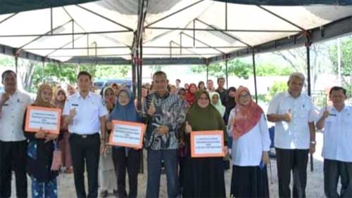 44 Unit Alat Tenun Bukan Mesin Diberikan untuk UMKM Sawahlunto 1 Walikota Sawahlunto, Deri Asta serahkan 44 Unit Alat Tenun Bukan Mesin diserahkan untuk UMKM Kota Sawahlunto, didampingi Anggota Komisi III DPRD Kota Sawahlunto, Lazwardi, di pelataran Dinas Koperindag