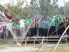 Pj. Bupati Musi Banyuasin (Muba), Apriyadi Mahmud saat menangkap ikan