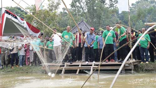 Tangkap Ikan, Bupati Muba Imbau Warga Jangan Pakai Racun dan Setrum 1 Pj. Bupati Musi Banyuasin (Muba), Apriyadi Mahmud saat menangkap ikan