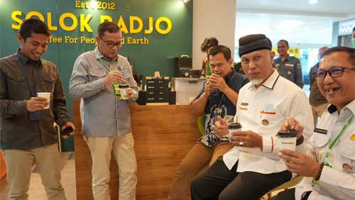 Ada Gerai Kopi Solok Radjo di BIM, Pemprov Sumbar Jadikan Program Perhutanan Sosial Sebagai Lokomotif Perekonomian 1 Gubernur Sumatera Barat, Mahyeldi saat meresmikan pembukaan gerai kopi "Solok Radjo" yang berlokasi di area Bandara Internasional Minangkabau (BIM), Kabupaten Padang Pariaman