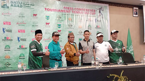 Ketua PC NU Kota Batu, Fatkhul Yakin foto bersama usai jumpa pers