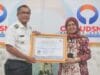 Penjabat Wali Kota Payakumbuh, Rida Ananda terima penghargaan Penilaian Kepatuhan Penyelenggaraan Pelayanan Publik Tahun 2022 yang diserahkan Kepala Ombudsman RI Perwakilan Sumatera Barat, Yefri Heriani di Padang