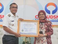 Penjabat Wali Kota Payakumbuh, Rida Ananda terima penghargaan Penilaian Kepatuhan Penyelenggaraan Pelayanan Publik Tahun 2022 yang diserahkan Kepala Ombudsman RI Perwakilan Sumatera Barat, Yefri Heriani di Padang