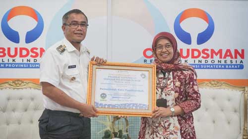 Penjabat Wali Kota Payakumbuh, Rida Ananda terima penghargaan Penilaian Kepatuhan Penyelenggaraan Pelayanan Publik Tahun 2022 yang diserahkan Kepala Ombudsman RI Perwakilan Sumatera Barat, Yefri Heriani di Padang