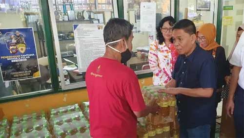 Kemendag Pantau Pendistribusian MINYAKITA di Yogyakarta 1 Kementerian Perdagangan bersama Satgas Pangan Polda Daerah Istimewa Yogyakarta (DIY), Dinas Perindustrian dan Perdagangan (Disperindag) serta Disperindag Kota Yogyakarta melakukan pemantauan pendistribusian produk minyak goreng merek MINYAKITA di Pasar Beringharjo, Yogyakarta