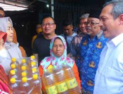 Pemantauan pendistribusian produk minyak goreng merek MINYAKITA di Pasar Gayamsari, Semarang, Jateng