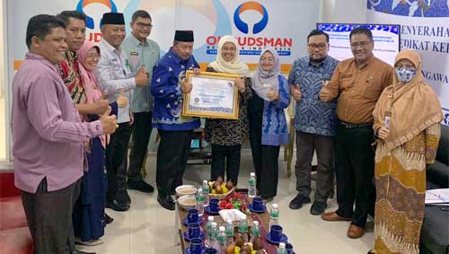 Bupati Agam, H Andri Warman penghargaan Kepatuhan Standar Pelayanan Publik Tahun 2022 dari Ombudsman Republik Indonesia predikat Kepatuhan Kualitas Tinggi dari Kepala Kantor Ombudsman RI Perwakilan Sumatera Barat, Yefri Heriani