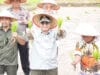Wakil Menteri Pertanian, Harvick Hasnul Qolbi didampingi Wakil Gubernur Sumatera Barat, Audy Joinaldy dan Bupati Padang Pariaman, Suhatri Bur melakukan penanaman padi secara simbolis sebagai penanda mulainya musim tanam