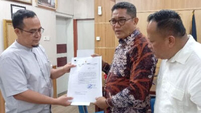 Sekretaris DPRD Hendrizal Azhar menyerahkan surat rekomendasi nama-nama calon Wakil Walikota Padang ke Ketua DPRD Syafrial Kani