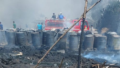 Kobaran Api dan Kepulan Asap Putih Pekat Membubung ke Langit, Ternyata Ini Penyebabnya 1 Tempat penyulingan minyak tradisional ilegal drilling di Desa Suka Jaya, Kecamatan Bayung Lencir, Kabupaten Banyuasin, Sumatera Selatan meledak
