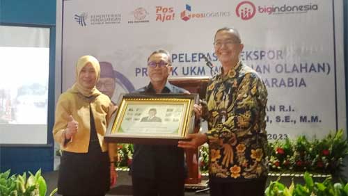 Mendag Zulhas Apresiasi PT Pos Indonesia yang Bantu Pelaku UKM Ekspor Produknya 1 Mendag Zulhas Bersama Siti Choiriana, Direktur Kurir dan Logistik PT. Pos Indonesia (persero) dan Ardian Cholid, Direktur Utama PT. Pos Logistik Indonesia