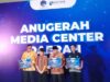 Bupati Agam, Andri Warman menerima penghargaan Anugerah Media Center peringkat kedua kategori media center Kabupaten/Kota terbaik kontribusi berita yang diserahkan oleh Kepala Biro Humas, Rina Anita di Depok
