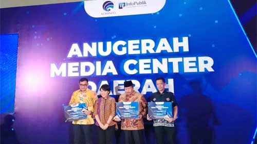 Bupati Agam, Andri Warman menerima penghargaan Anugerah Media Center peringkat kedua kategori media center Kabupaten/Kota terbaik kontribusi berita yang diserahkan oleh Kepala Biro Humas, Rina Anita di Depok
