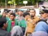 Wagub Sumbar, Audy Joinaldy dihadang pengunjuk rasa sejumlah mahasiswa BEM KM Unand ketika rombongan wakil gubernur melintas di gerbang utama kampus, usai mengisi seminar inovasi keuangan di Gedung Perpustakaan Unand