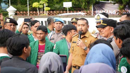 Wagub Sumbar, Audy Joinaldy dihadang pengunjuk rasa sejumlah mahasiswa BEM KM Unand ketika rombongan wakil gubernur melintas di gerbang utama kampus, usai mengisi seminar inovasi keuangan di Gedung Perpustakaan Unand