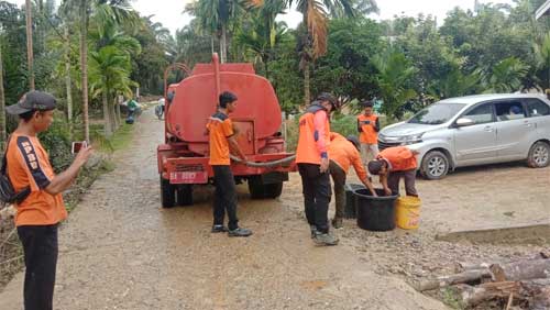 BPBD Dharmasraya Bantu Kebutuhan Air Bersih Warga Terdampak Banjir