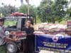 Kepala Pelaksana BPBD Kabupaten Pasaman, Alim Bazar menyerahkan bantuan sembako kepada warga Nagari Malampah Barat, Kecamatan Tigo Nagari