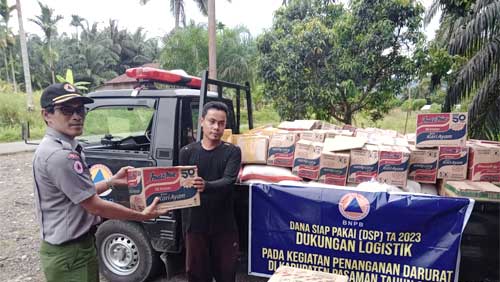 Kepala Pelaksana BPBD Kabupaten Pasaman, Alim Bazar menyerahkan bantuan sembako kepada warga Nagari Malampah Barat, Kecamatan Tigo Nagari