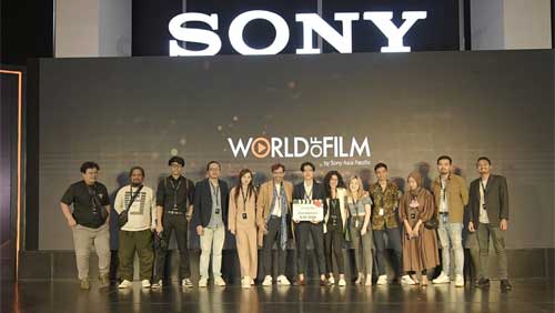 Film Karya Mahasiswa UPER Berjaya di Kompetisi Sony Asia Pasifik 1 Mahasiswa UPER, Bayu Poetra Ramadhan, saat menerima penghargaan pemenang pada kompetisi Sony Asia Pacific "World of Film" Filmmaker Audition