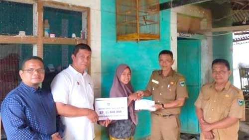 Baznas Pessel Salurkan Bantuan Bedah RTLH di Bayang Utara