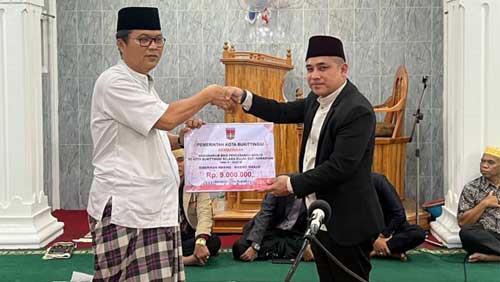 Ketua DPRD Bukittinggi, Beny Yusrial saat Safari Ramadan ke Masjid Al Wustha Gantiang