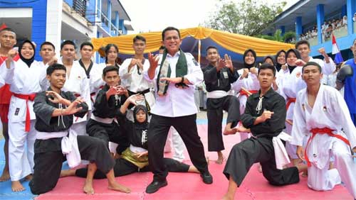 Gubernur Kepulauan Riau, H. Ansar Ahmad saat berkunjung ke SMAN 1 Sekupang Kota Batam