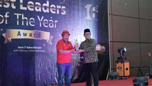 Bupati Agam Raih Penghargaan Best Leaders of the Year Padang TV 1 Bupati Agam, Andri Warman terima penghargaan Best Leaders of the Year Padang TV