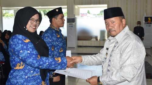 Bupati Agam, H Andri Warman Serahkan SK Kenaikan Pangkat Tahap II
