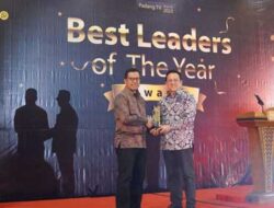 Bupati Sijunjung Raih Penghargaan Padang TV Best Leaders of the Year