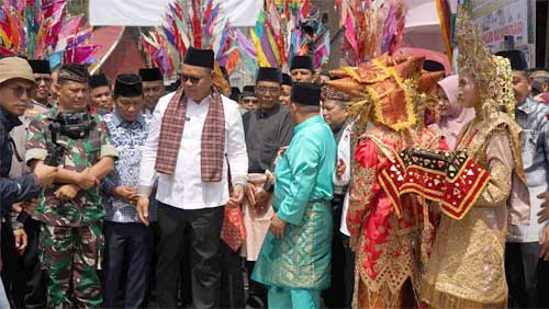 Bupati Solok, H. Epyardi Asda disambut saat resmikan Masjid Raya Sulit Air