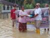 Pengurus DPC Partai Gerindra Kabupaten Dharmasraya, Sumatera Barat memberikan bantuan sembako kepada korban banjir