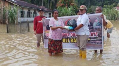 Pengurus DPC Partai Gerindra Kabupaten Dharmasraya, Sumatera Barat memberikan bantuan sembako kepada korban banjir