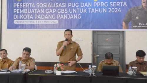Dinas Sosial Pengendalian Penduduk, Keluarga Berencana, Pemberdayaan Perempuan dan Perlindungan Anak (DSPPKBPPPA) Kota Padang Panjang adakan Sosialisasi Pengarustamaan Gender (PUG) dan Perancangan dan Penganggaran Responsif Gender (PPRG) serta Pembuatan Gender Analysis Pathway (GAP) dan Gender Budget Statement (GBS) untuk tahun 2024 itu, dibuka Sekdako, Sonny Budaya Putra di Auditorium Mifan Waterpark