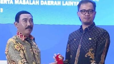 Jadi Narasumber di IPDN, Wako Bukittinggi Diberi Penghargaan Kartika Pamong Praja Muda